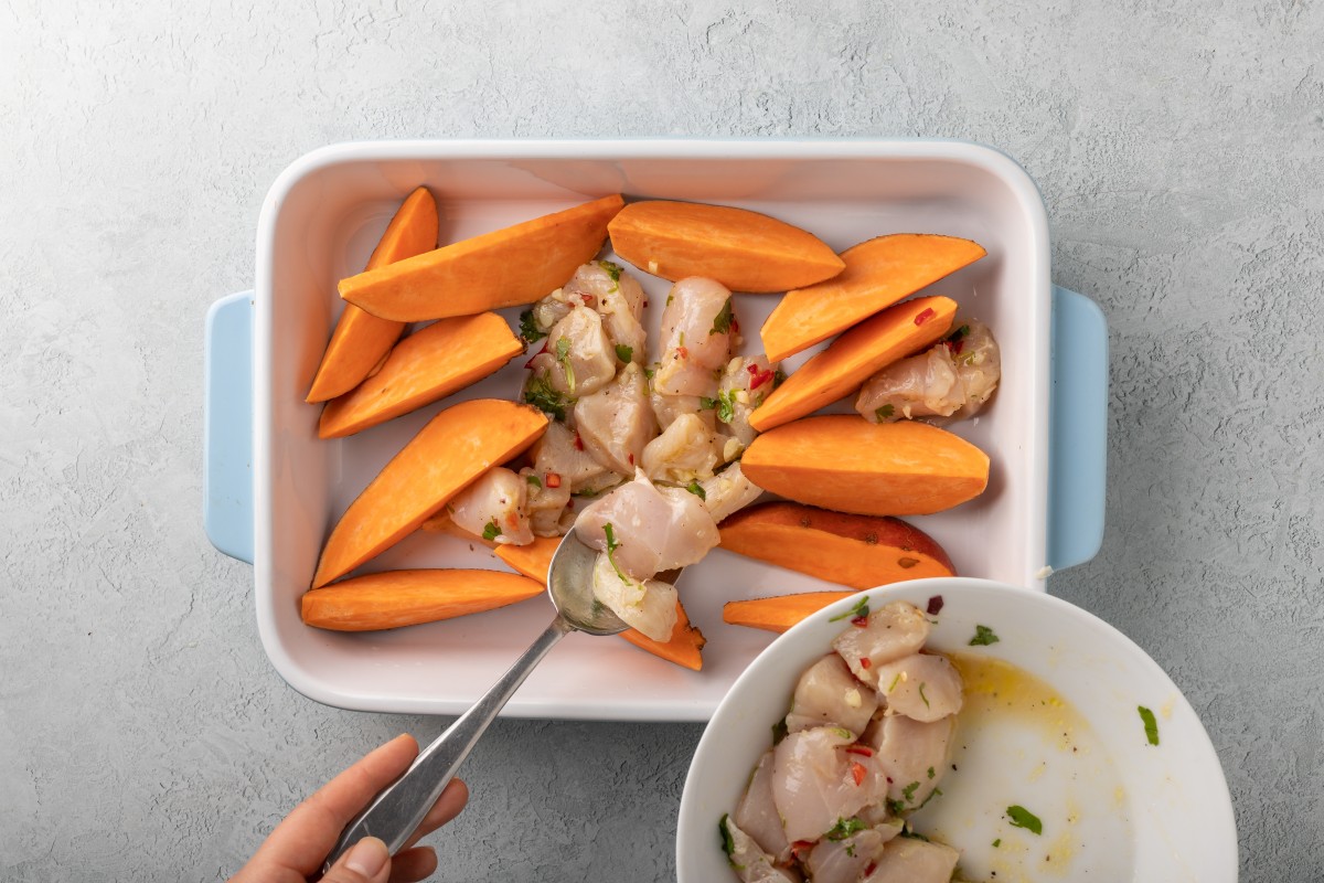 Recept voor Limoenkip met gebakken zoete aardappel en avocadosalade