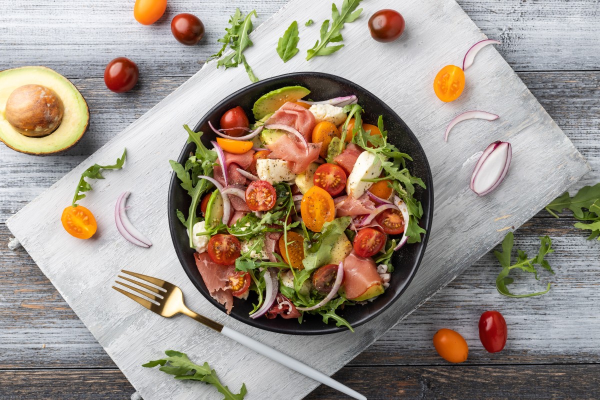Insalata con avocado e mozzarella