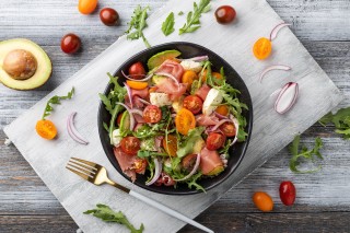 Avocado-mozzarellasalade