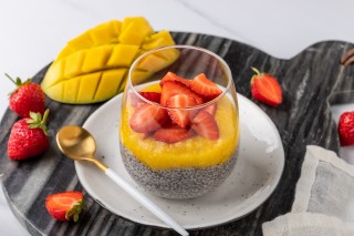 Chia-dessert met mango en aardbeien