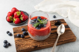 Chia-dessert met aardbeienmousse