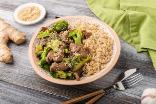 Roerbakschotel met rundvlees en broccoli