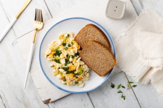 Roerei met bieslook en toast