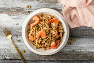 Pasta met garnalen en tapenade