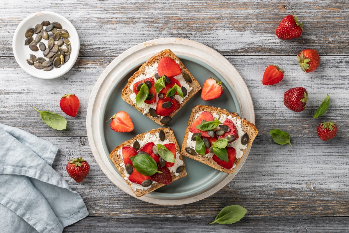 Toasts au fromage blanc, fraises et basilic