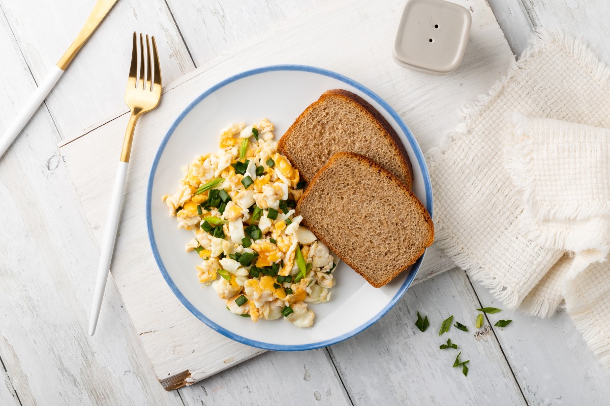 Oeufs brouillés à la ciboulette avec pain toasté