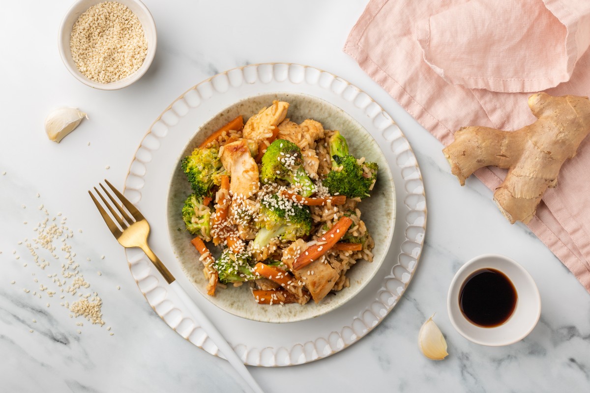 Riso con pollo, broccoli e carote