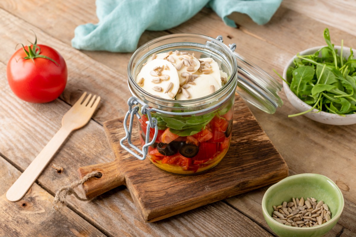 Insalata in barattolo con mozzarella