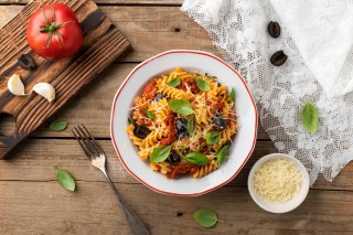 Pasta con pomodori e olive