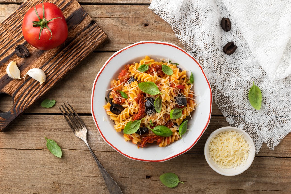 Pasta con pomodori e olive