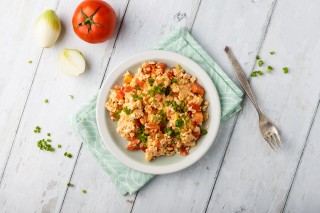 Uova strapazzate con pomodori e cipolle
