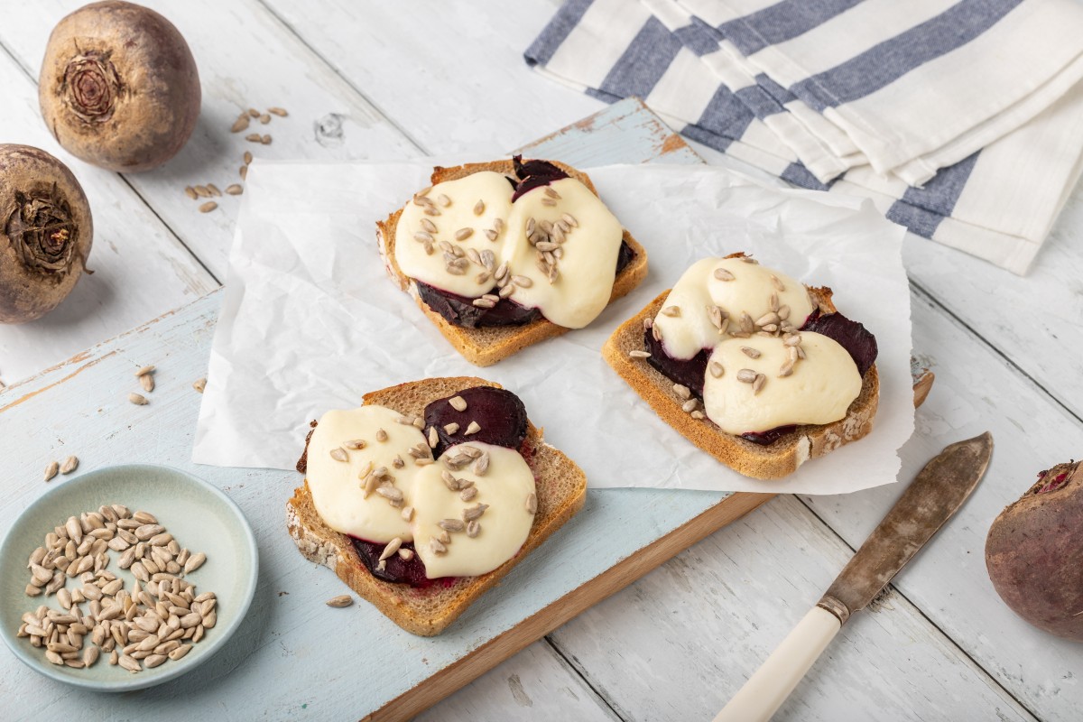 Tostadas con remolacha y mozzarella