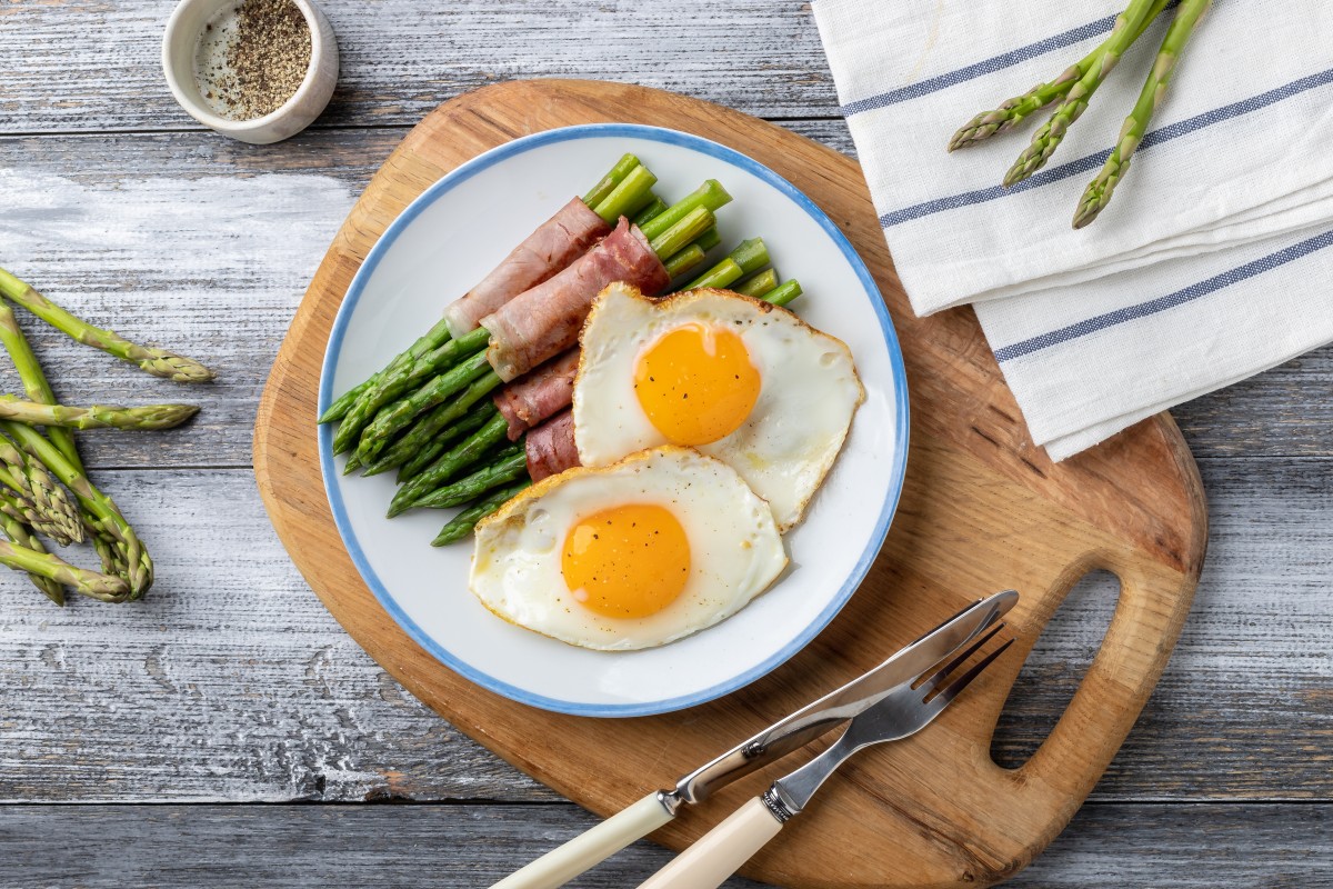 Espárragos a la plancha con huevo