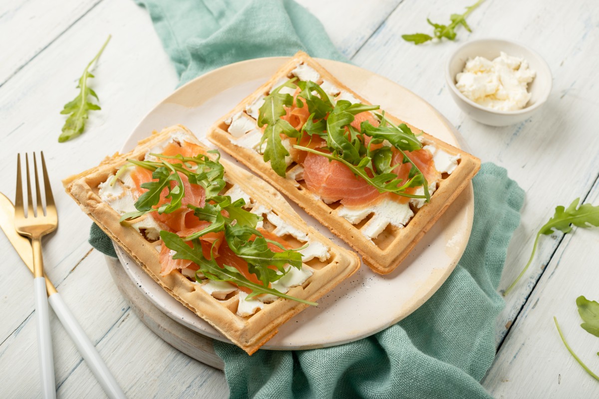 Gofry z łososiem, serkiem i rukolą