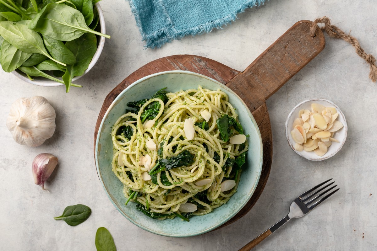 Spaghetti with spinach and almond pesto