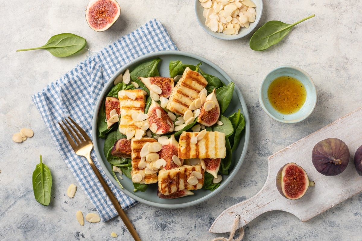 Fig, spinach and halloumi salad