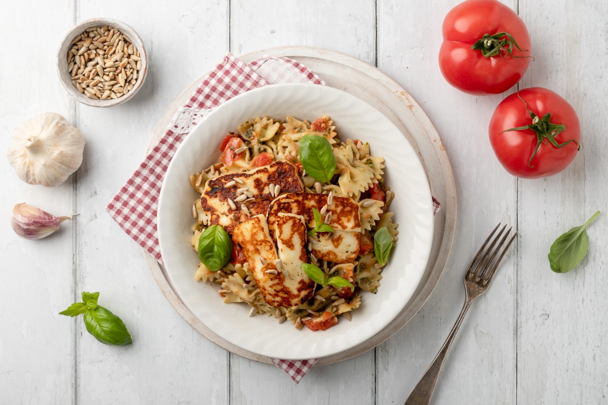 Pasta with basil pesto and halloumi