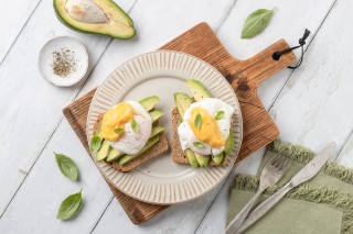 Pain toasté avocat et œuf et sauce hollandaise