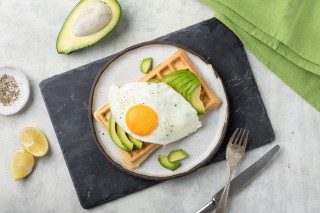 Gaufres à l’œuf et avocat