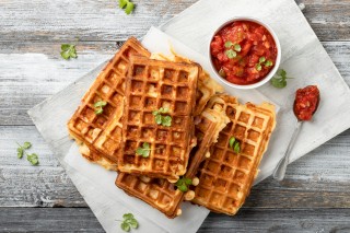 Waffle deliziosi con salsa di pomodoro