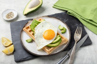 Waffle con uova e avocado