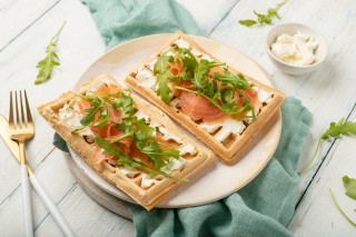 Waffle con salmone, formaggio e rucola