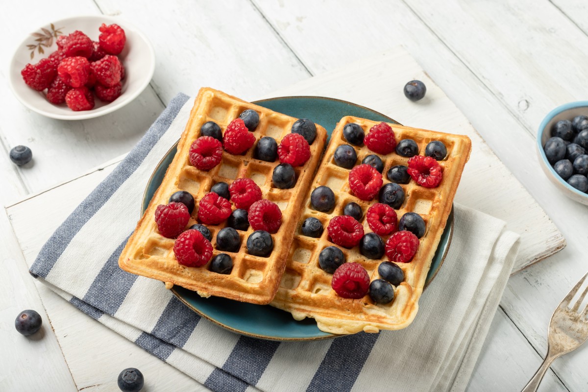 Waffle con lamponi e mirtilli