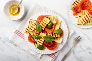 Insalata con peperoni, zucchine e formaggio halloumi