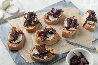 Toast con formaggio e cipolla caramellata