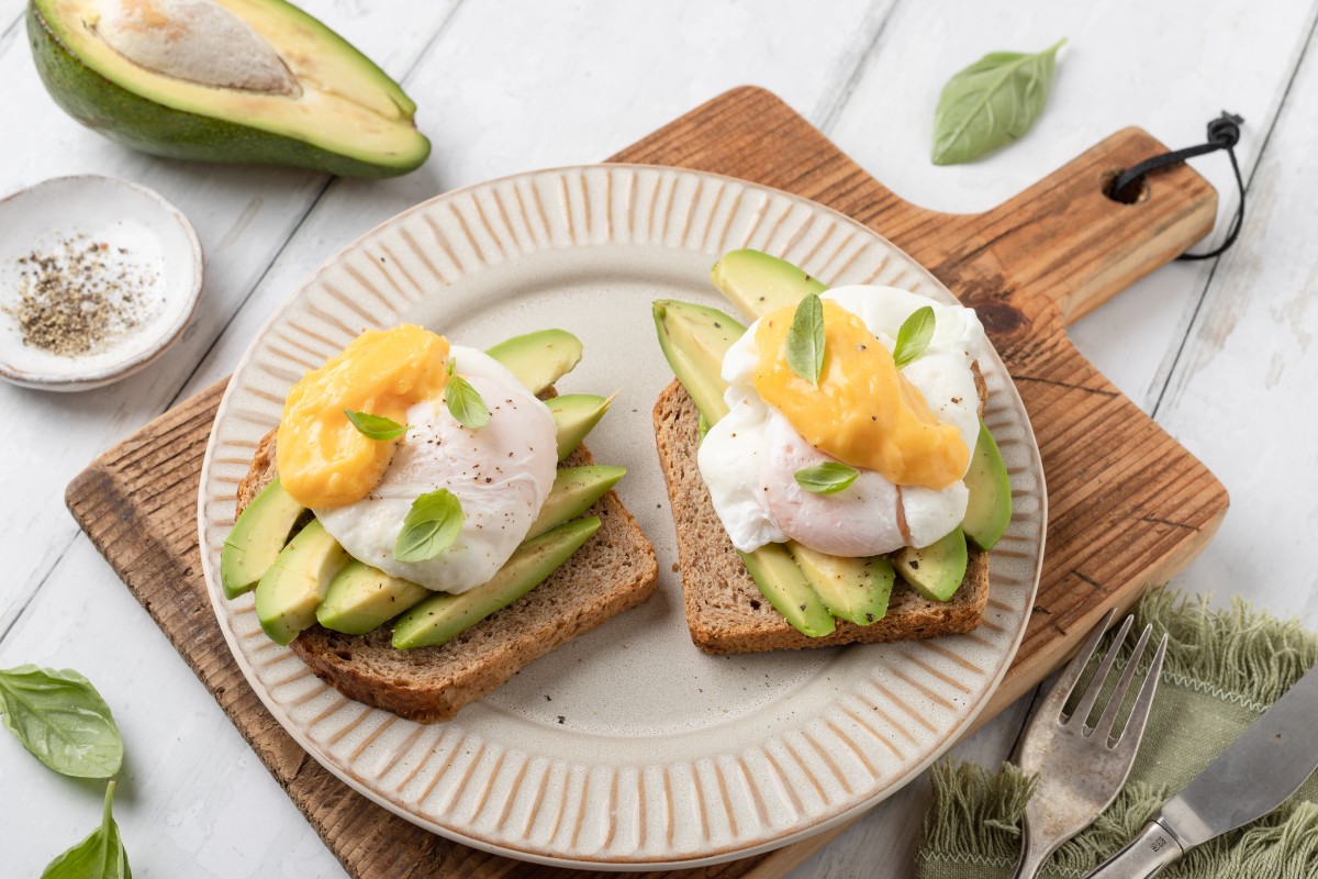 Tostadas con huevo, aguacate y salsa holandesa