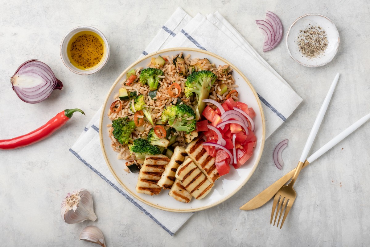 Queso halloumi a la parrilla con arroz y verduras