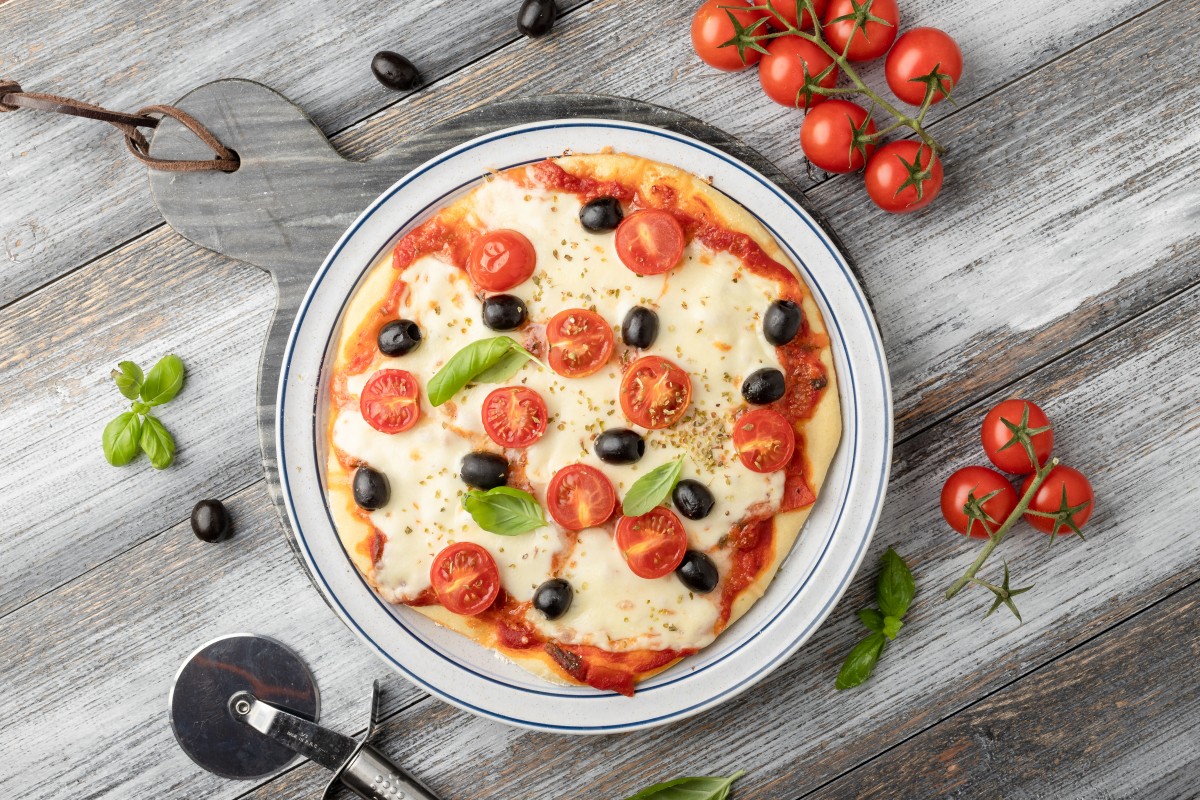 Pizza con aceitunas y tomates cherry