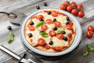 Pizza z oliwkami, rukolą i pomidorkami