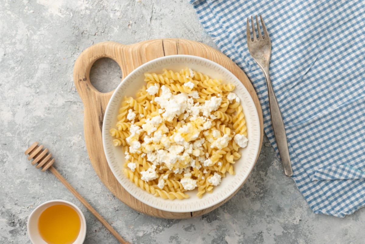 Pasta with cottage cheese and honey