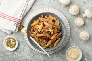 Pâtes au jambon, champignons et tomates séchées