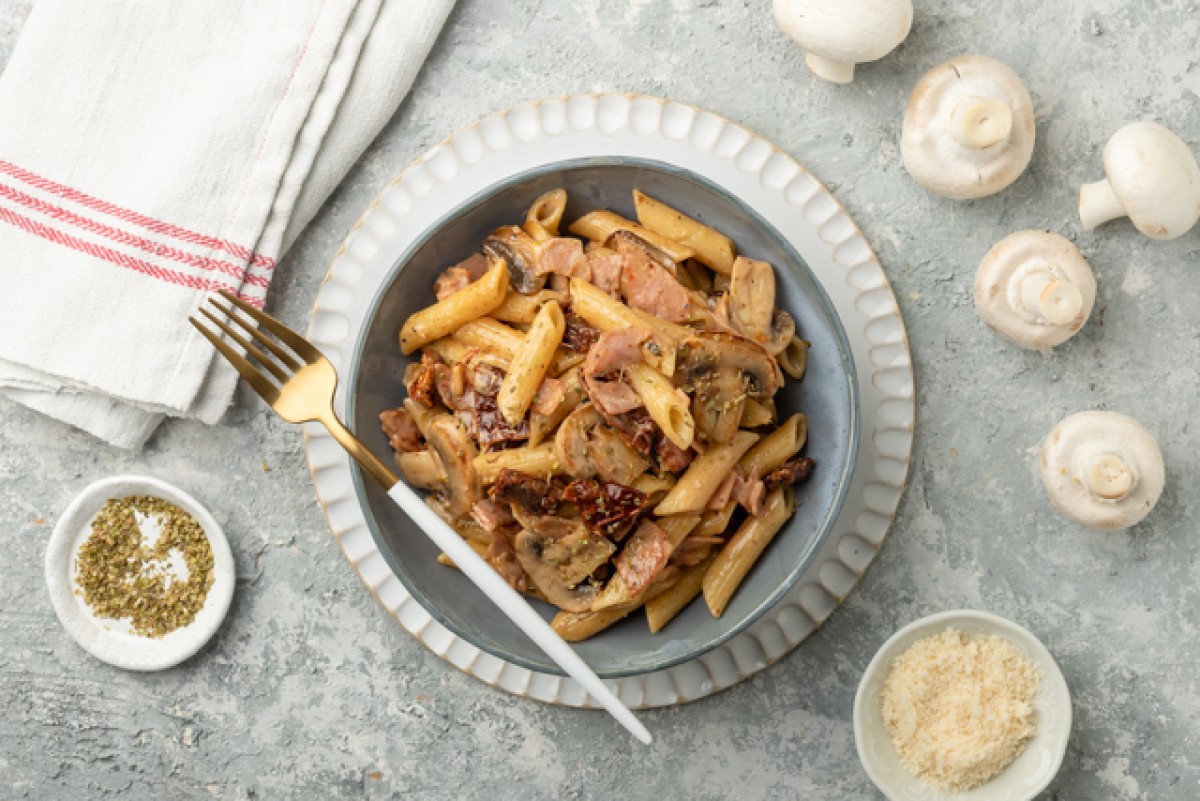 Pâtes au jambon, champignons et tomates séchées