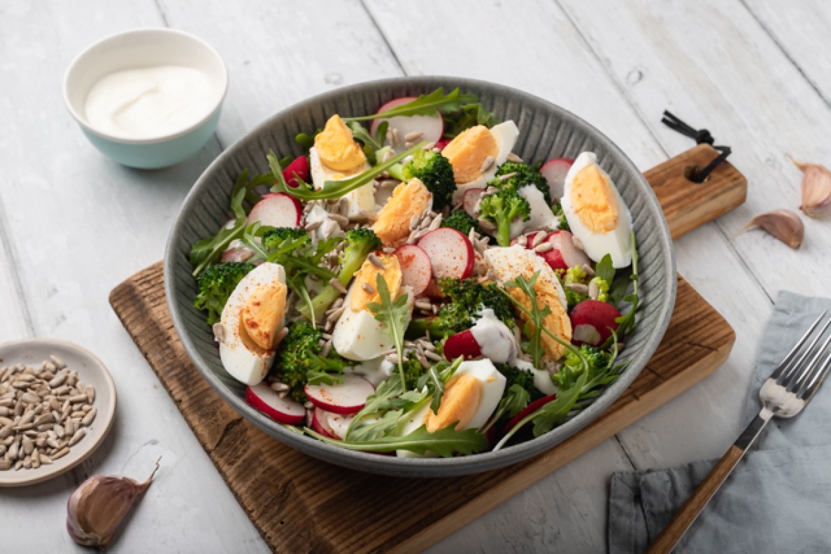 Salade met broccoli, ei en radijs