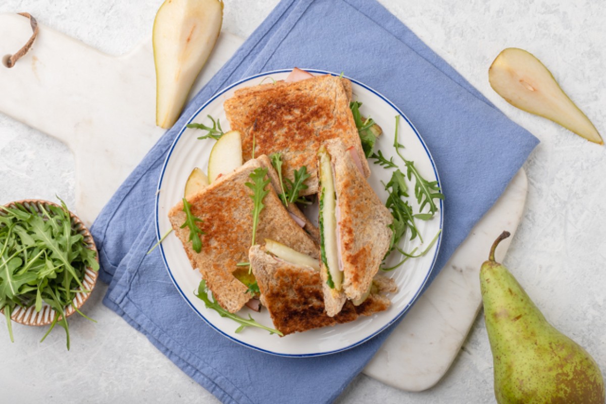 Toasts mit Birnen und Käse