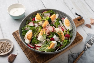 Insalata con broccoli, uova e ravanello