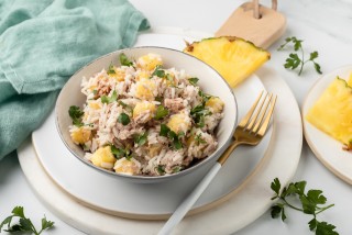 Insalata di riso, tonno e ananas