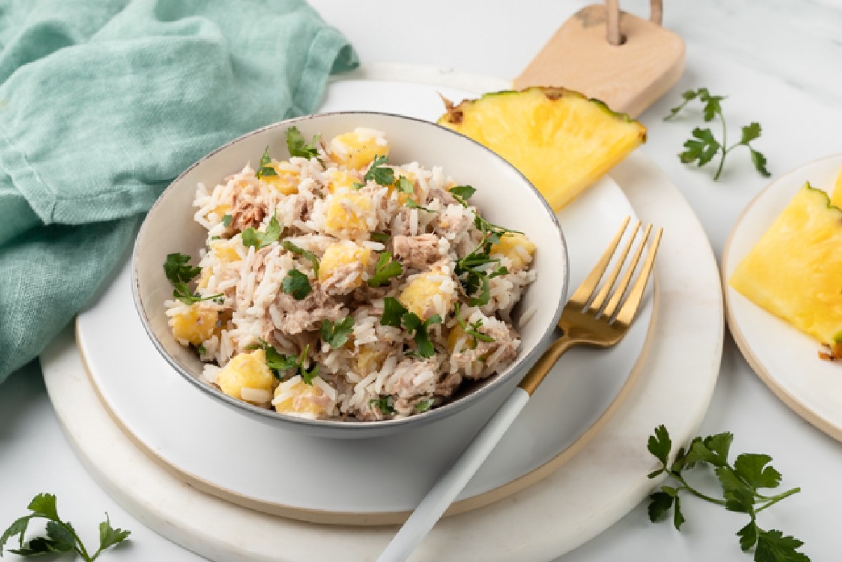Insalata di riso, tonno e ananas