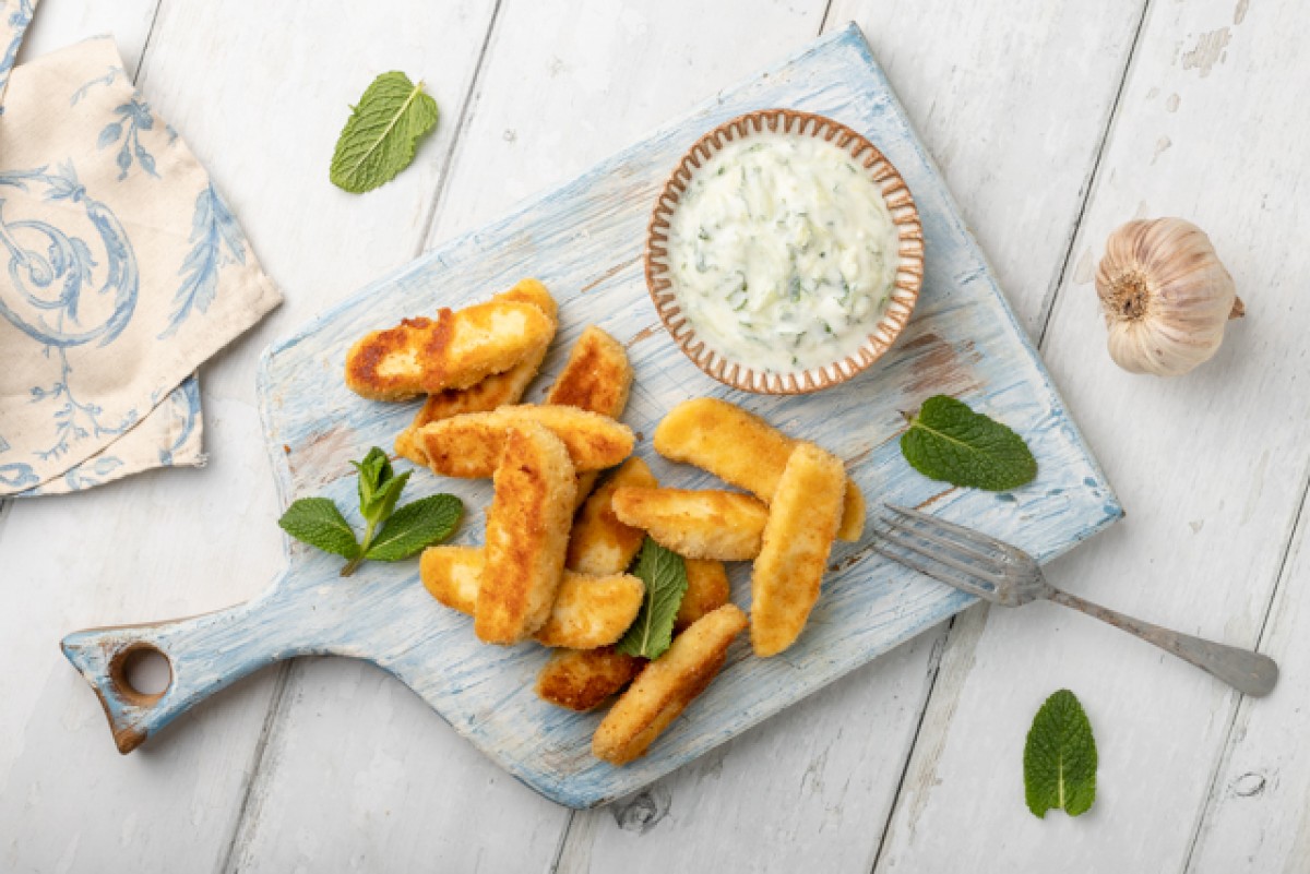 Patatas fritas de halloumi con salsa tzatziki