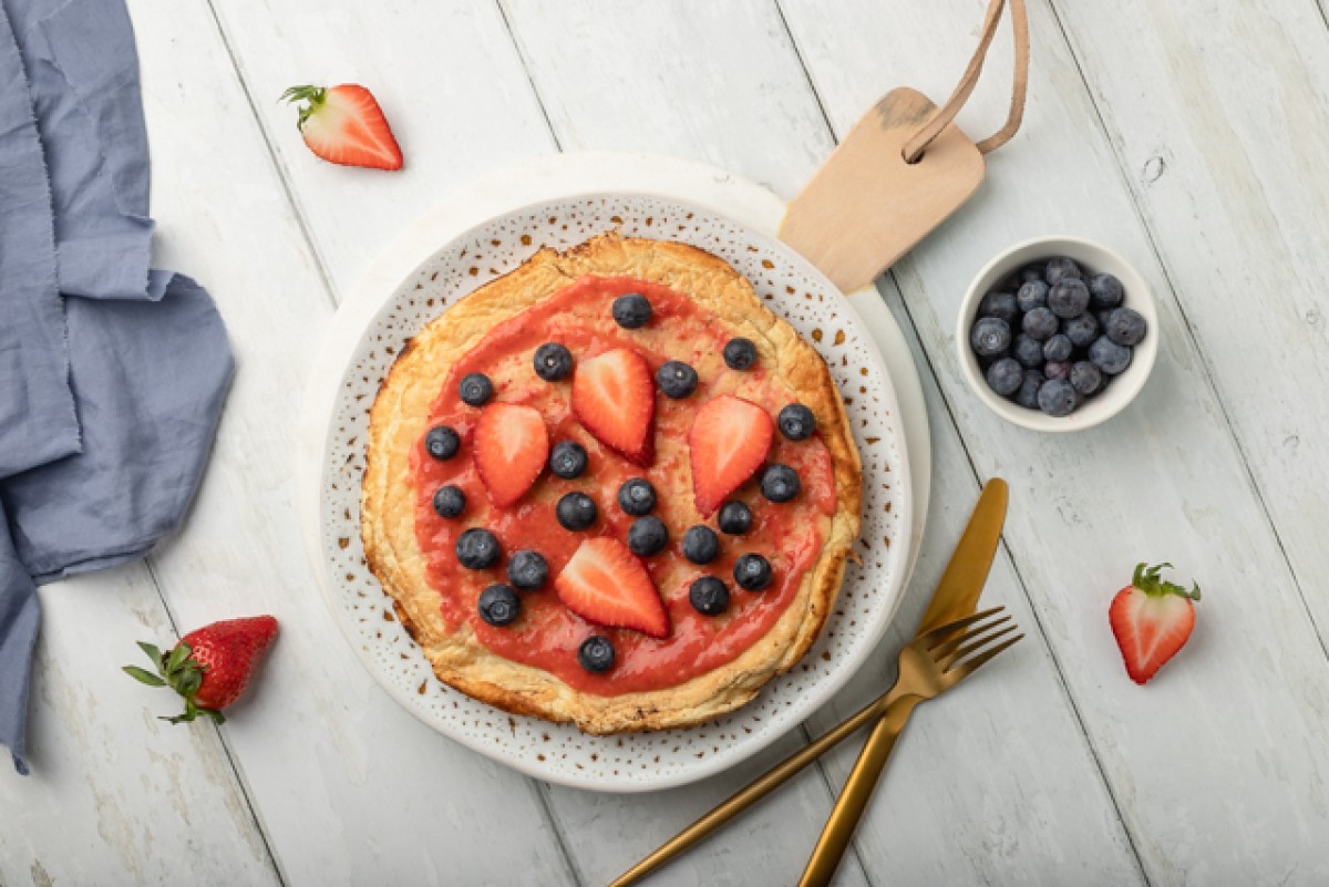 Omelett mit Erdbeeren und Heidelbeeren