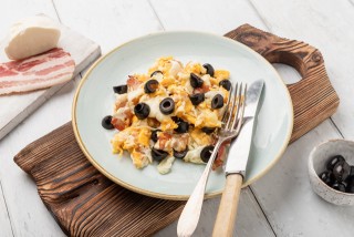 Jajecznica z boczkiem, mozzarellą i oliwkami