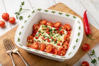 Queso feta al horno con tomates