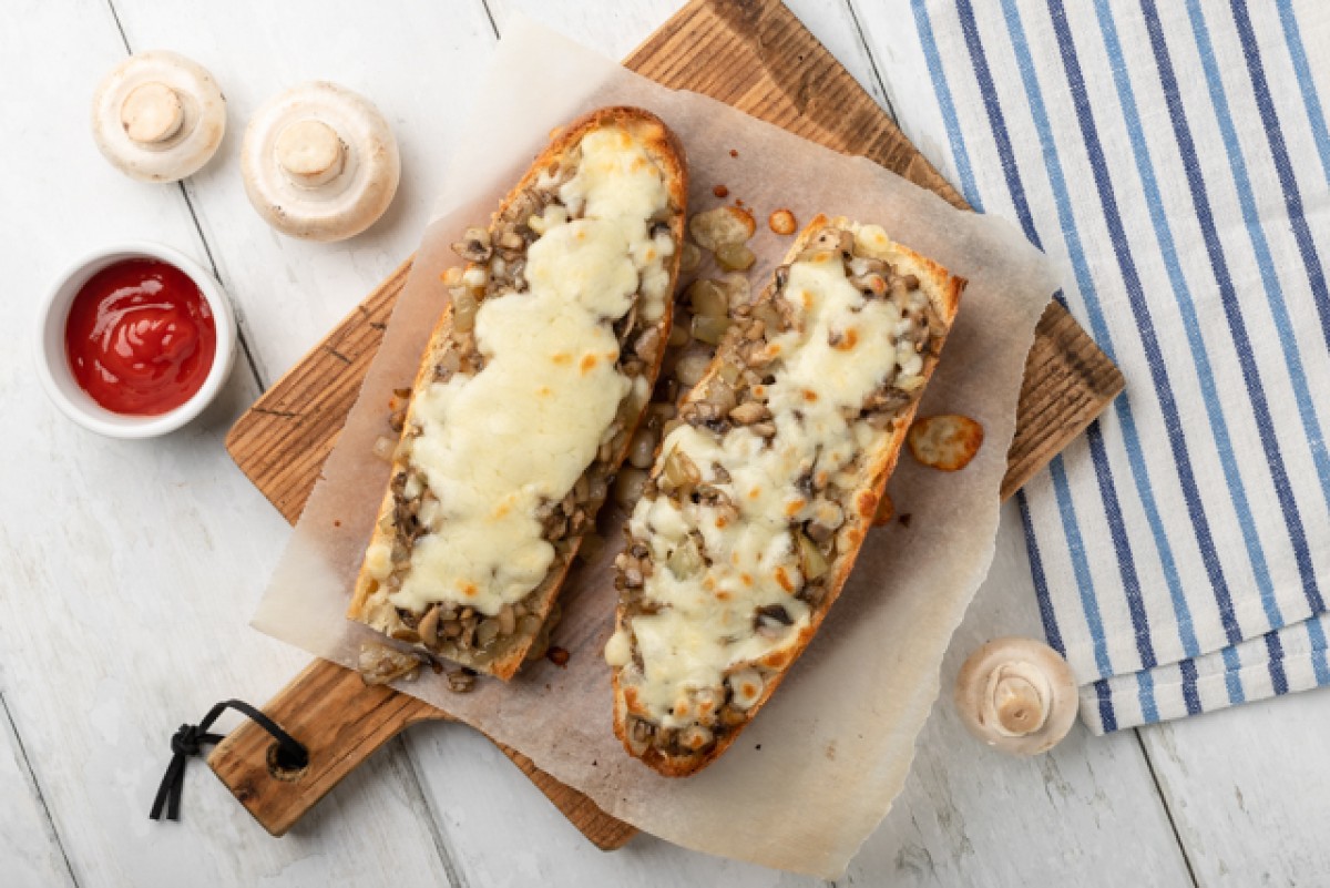 Baguette con funghi champignon