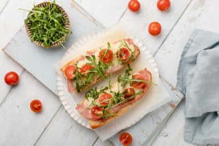 Ovenschotel met ham, cherrytomaatjes en rucola