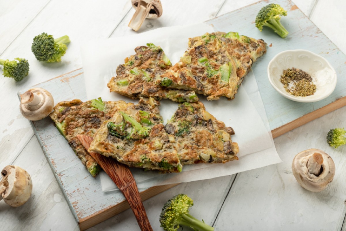 Omelette con brócoli y champiñones