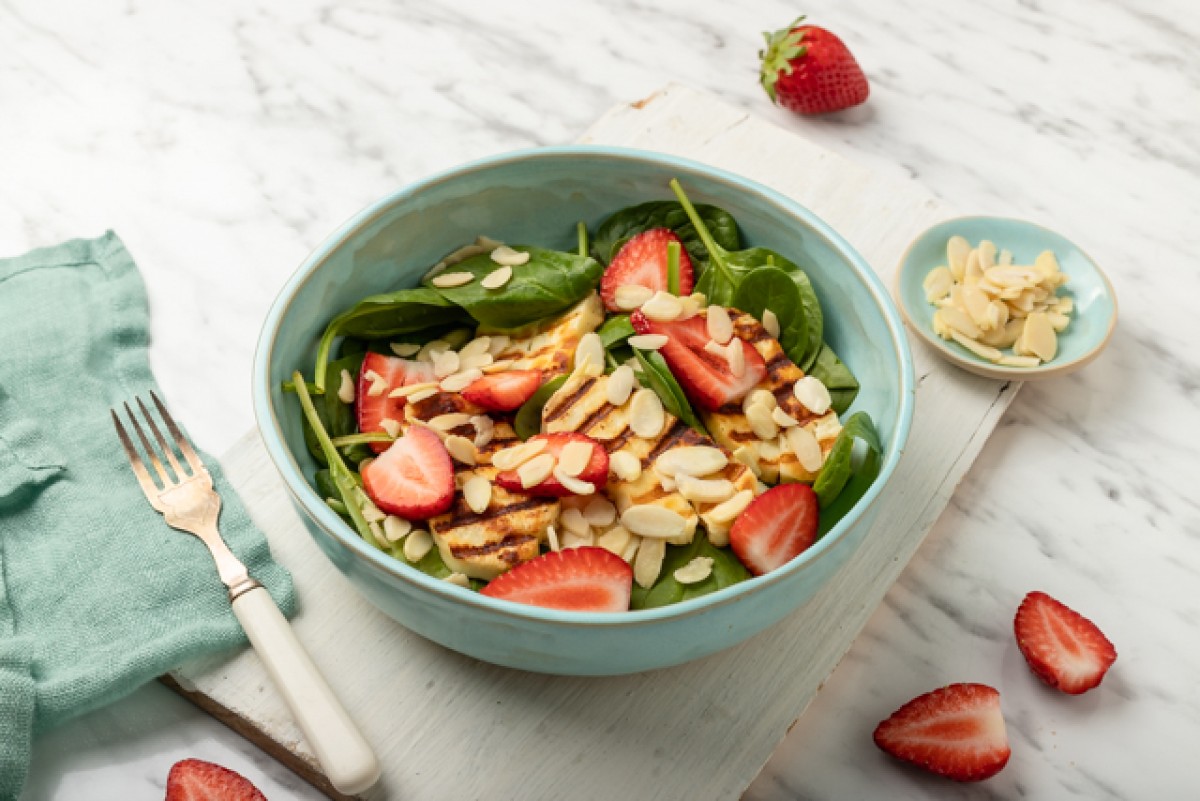 Ensalada de espinacas, fresas y halloumi