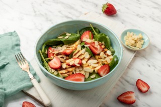 Salade aux épinards, fraises et halloumi